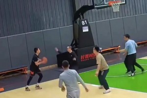 詹姆斯球衣？尼克斯球迷正在接管纽约！第一场结束还剩三场🤣